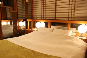 A hotel room with a large bed, bedside lamps, and a mirror above the bed. - Hotel Parco - Adults only (Kyoto)