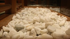 A close-up of white pebbles in a container. - Hotel Parco - Adults only (Kyoto)