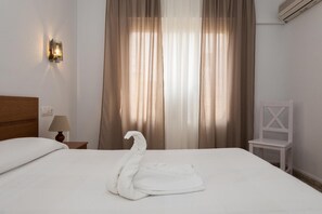 Schreibtisch, Zustellbetten, kostenloses WLAN, Bettwäsche