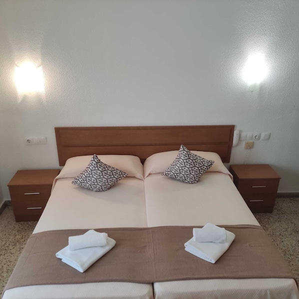 Double Room, 2 Single Beds (with extra bed)