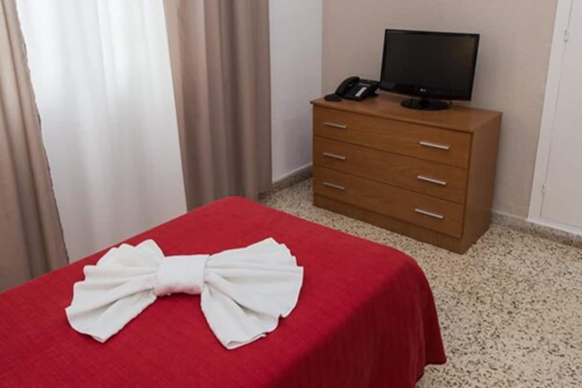 Single Room | Desk, rollaway beds (surcharge), WiFi (free), bed sheets