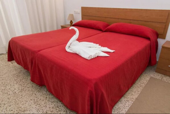 Tweepersoonskamer, 2 eenpersoonsbedden (with extra bed) | Een bureau, extra bedden, gratis wifi, beddengoed