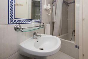 Een bad/douchecombinatie, gratis toiletartikelen, een haardroger