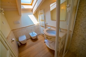 Appartamento, 1 camera da letto, vista giardino | Bagno | Doccia, set di cortesia gratuito, asciugacapelli, bidet