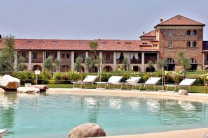 Piscina stagionale all'aperto, ombrelloni da piscina, lettini