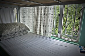 Minibar (con algunos artículos gratuitos), caja fuerte, escritorio