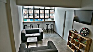 Un salon moderne avec un canapé, une table basse et une bibliothèque.
