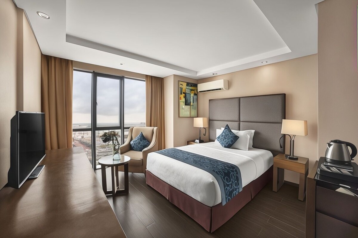 Luxe beddengoed, een minibar, een kluis op de kamer, een bureau