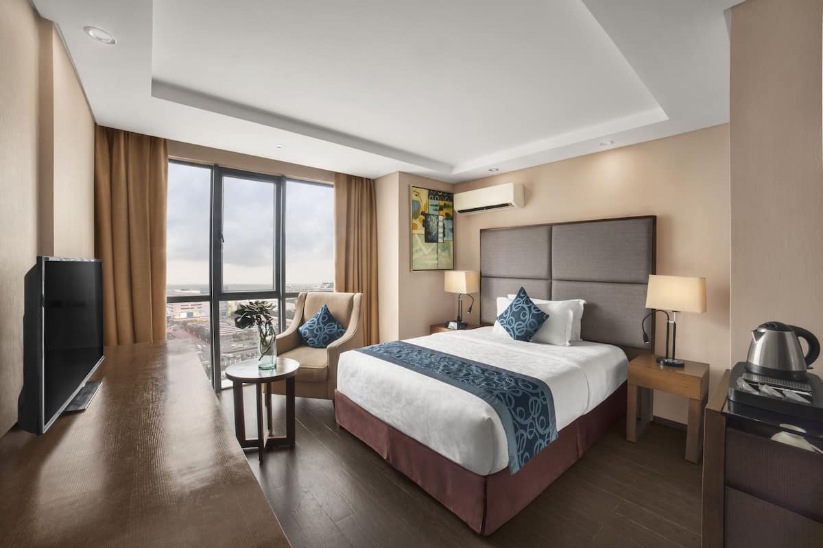 Superior Room, 1 Queen Bed | Premium bedding, minibar, in-room safe, desk