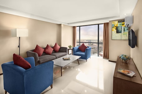 Suite ejecutiva | Zona de estar | Una televisión de pantalla plana, una estación de conexión para MP3. Golden Phoenix Hotel Manila