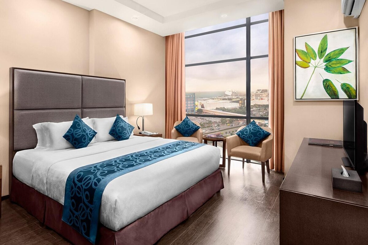 Luxe beddengoed, een minibar, een kluis op de kamer, een bureau