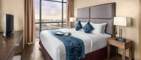 Executive Suite | Premium bedding, minibar, in-room safe, desk