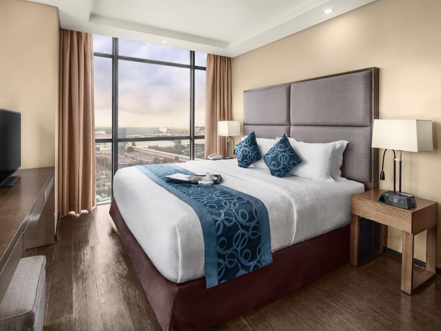 Executive Suite | Premium bedding, minibar, in-room safe, desk