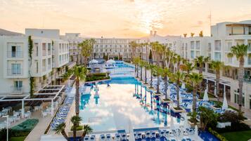 Piscina interna, piscina externa, guarda-sóis, espreguiçadeiras