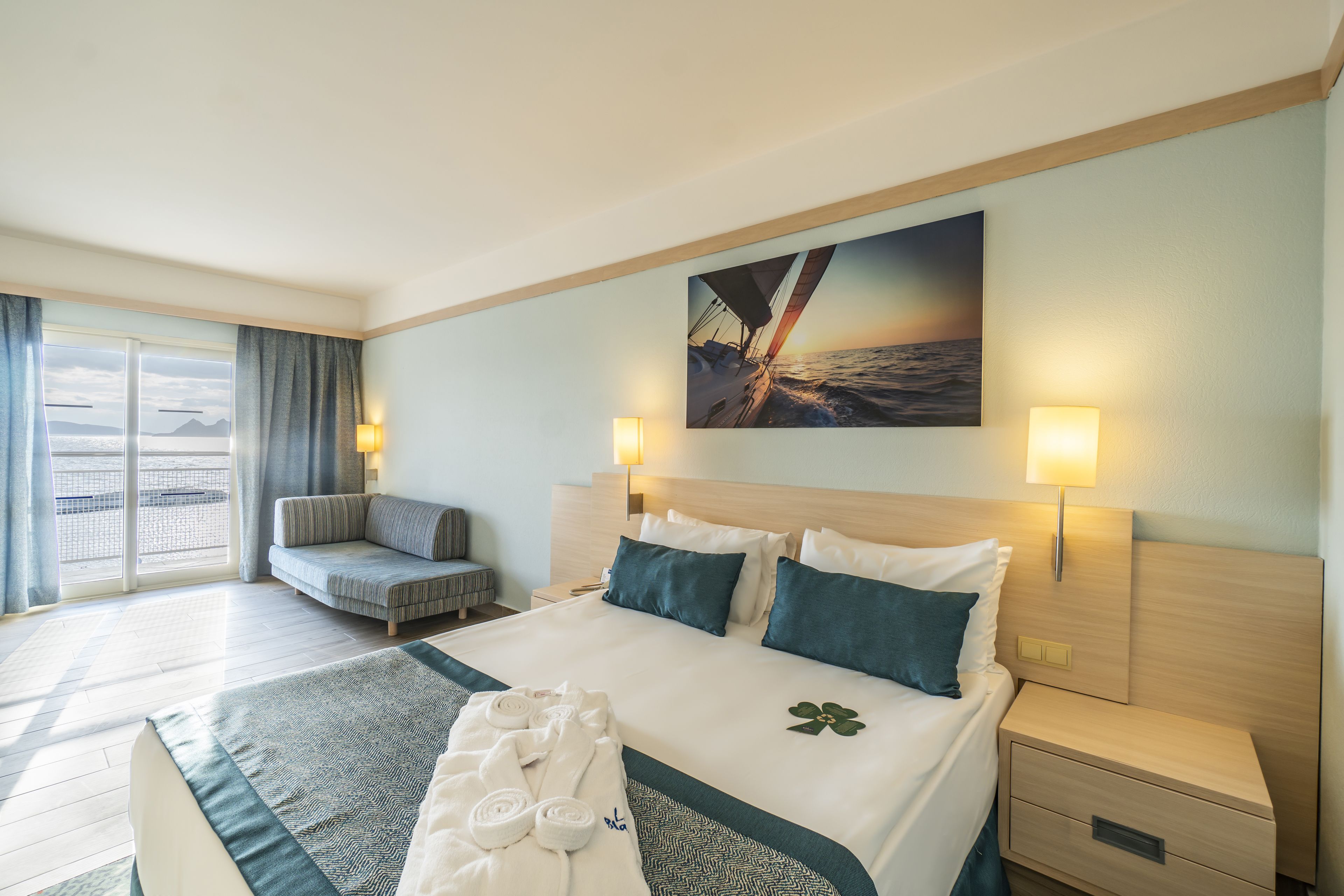 Quarto standard, vista para a piscina | Roupas de cama premium, frigobar (abastecido com itens grátis)