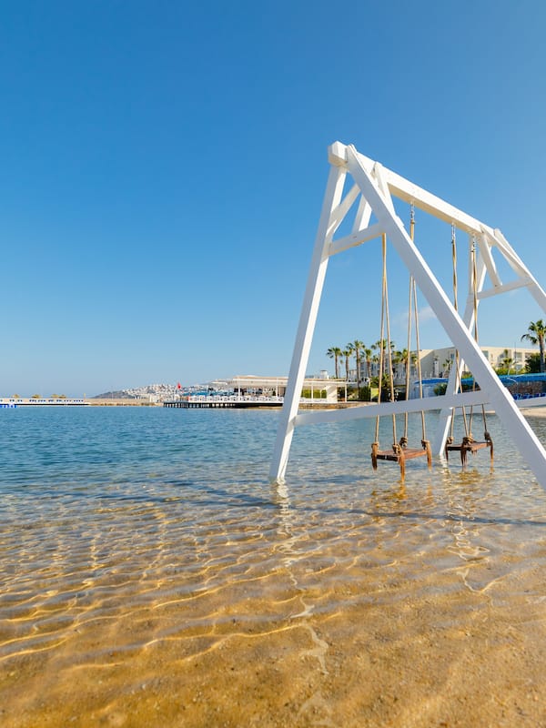 Privatstrand, Liegestühle, Sonnenschirme, Strandbar