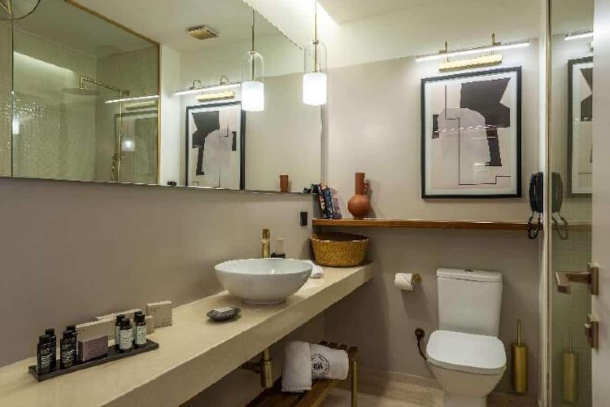 Badezimmer | Dusche, kostenlose Toilettenartikel, Haartrockner, Bademäntel