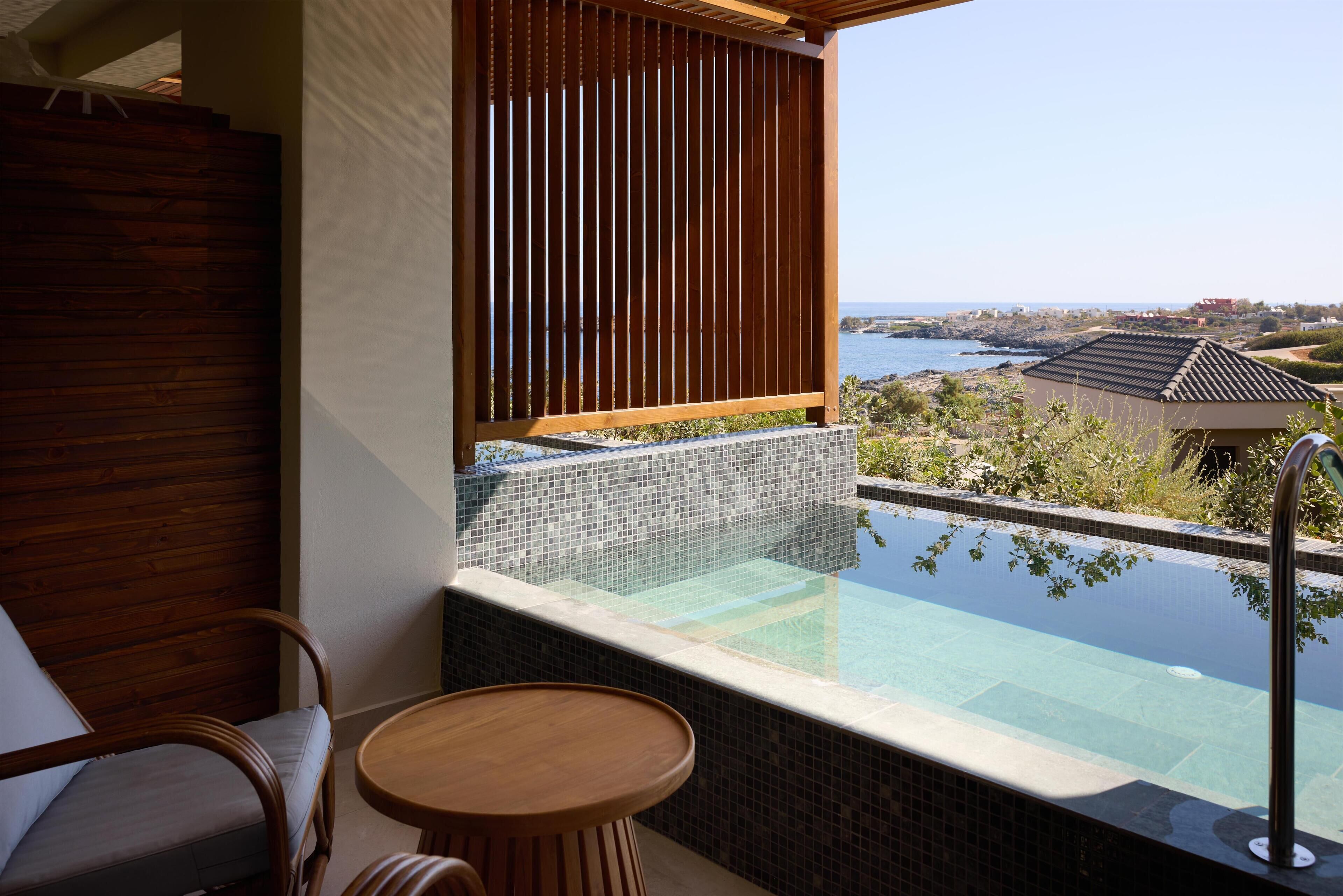 Suite – junior, 1 kingsize-seng (Swim up Pool) | Oppholdsområde | En 50-tommers smart-TV med Parabol-TV samt TV