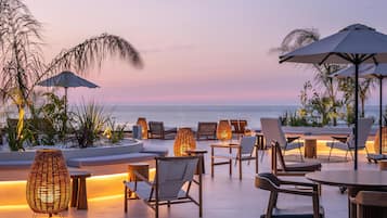 4 restaurantes, se sirven desayunos, comidas y cocina mediterránea