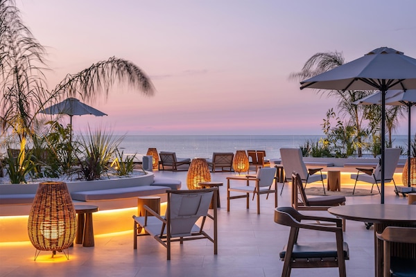 4 restaurants; breakfast, lunch, and dinner served