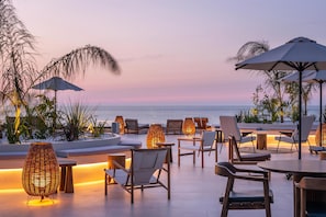 4 restaurantes, se sirven desayunos, comidas y cocina mediterránea