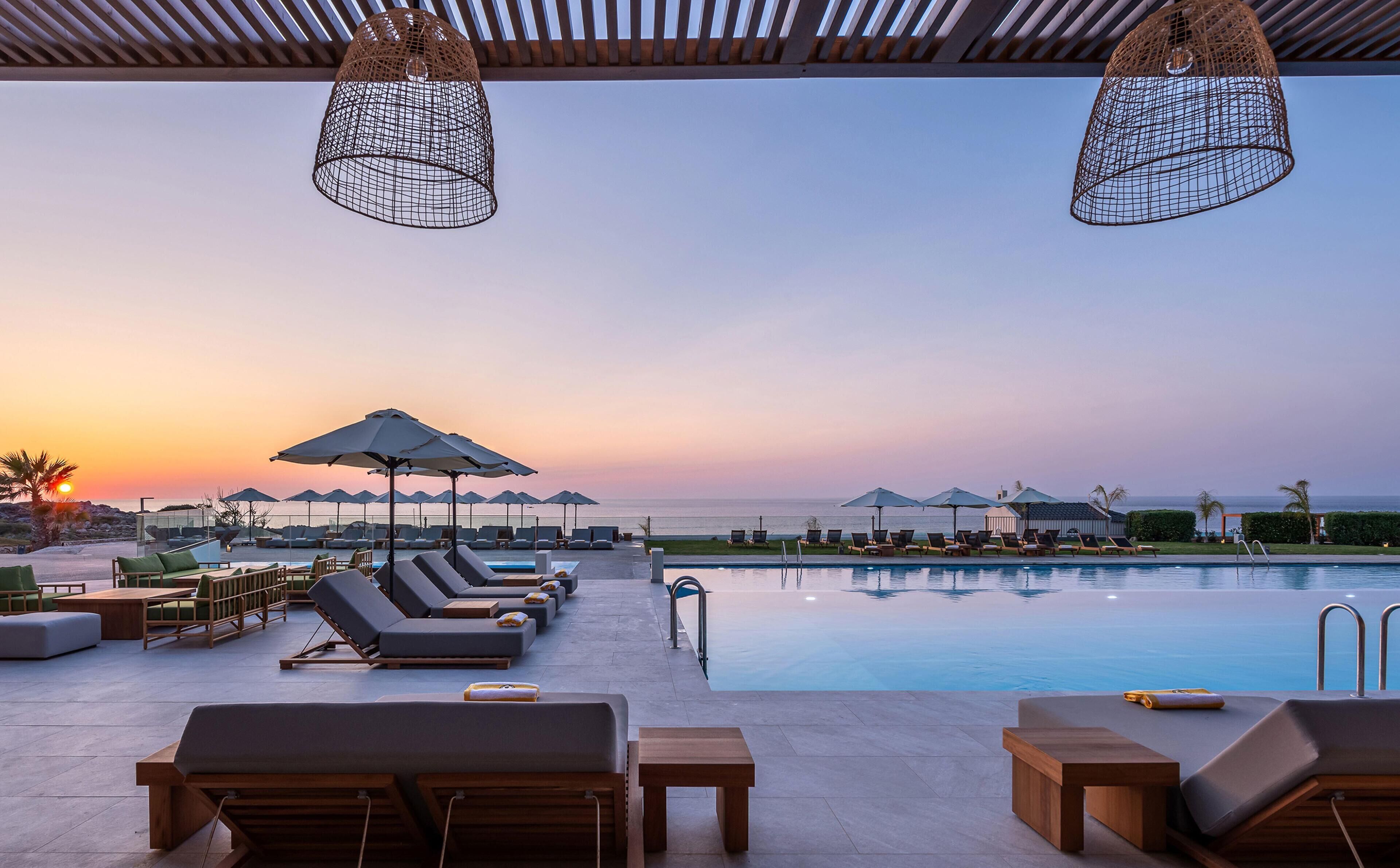 Una piscina al aire libre de temporada, sombrillas