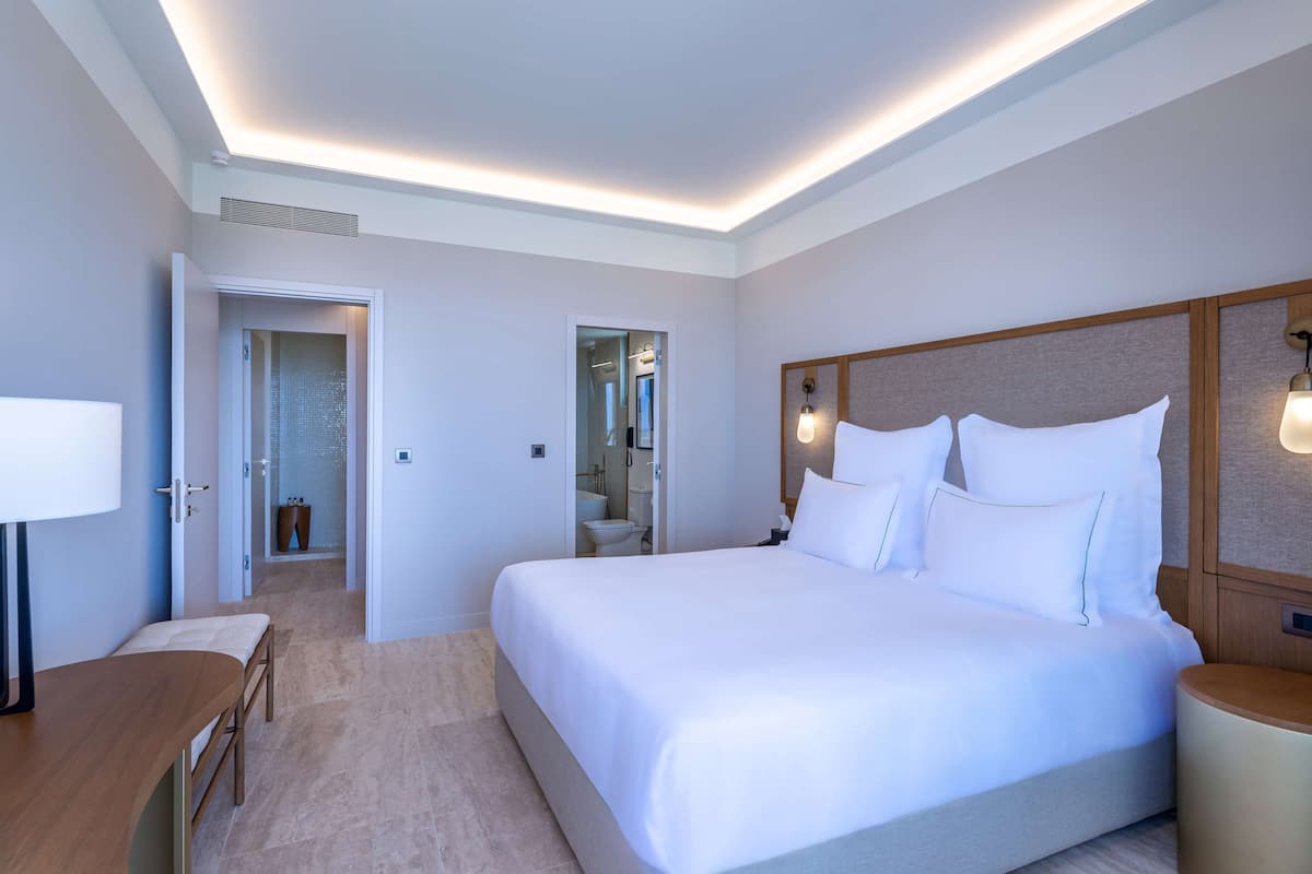 Deluxe Suite, 1 King Bed, Sea View | Free WiFi, bed sheets