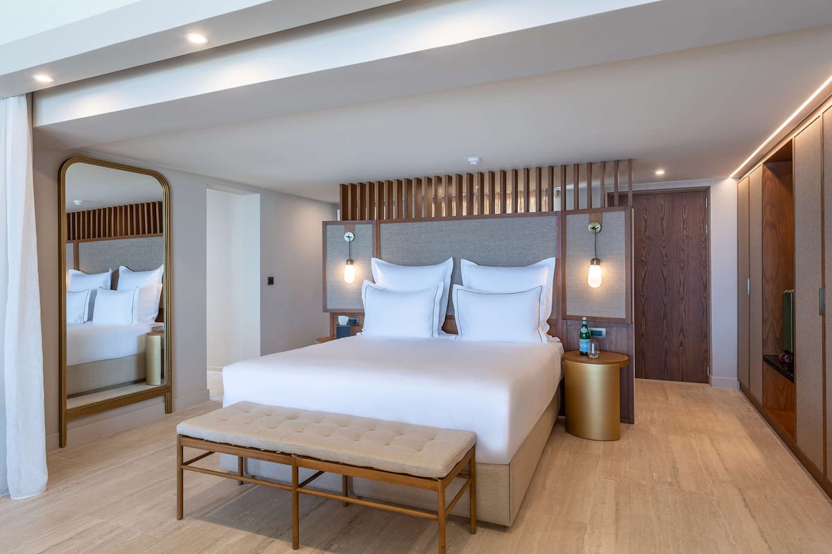 Suite, 1 King Bed, Private Pool (Isla) | Free WiFi, bed sheets