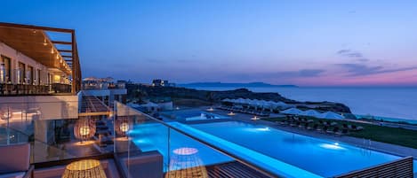 Una piscina al aire libre de temporada, sombrillas