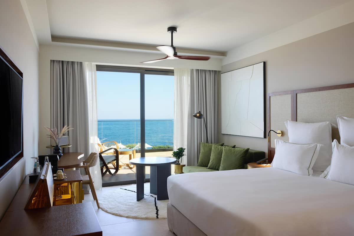 ห้องสวีท, เตียงคิงไซส์ 1 เตียง, วิวทะเล (Infinite Sea View Escape) | บริเวณนั่งเล่น | สมาร์ททีวี 50 นิ้ว พร้อมช่องดาวเทียม, ทีวี