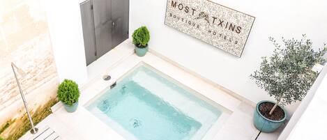 Een seizoensgebonden buitenzwembad