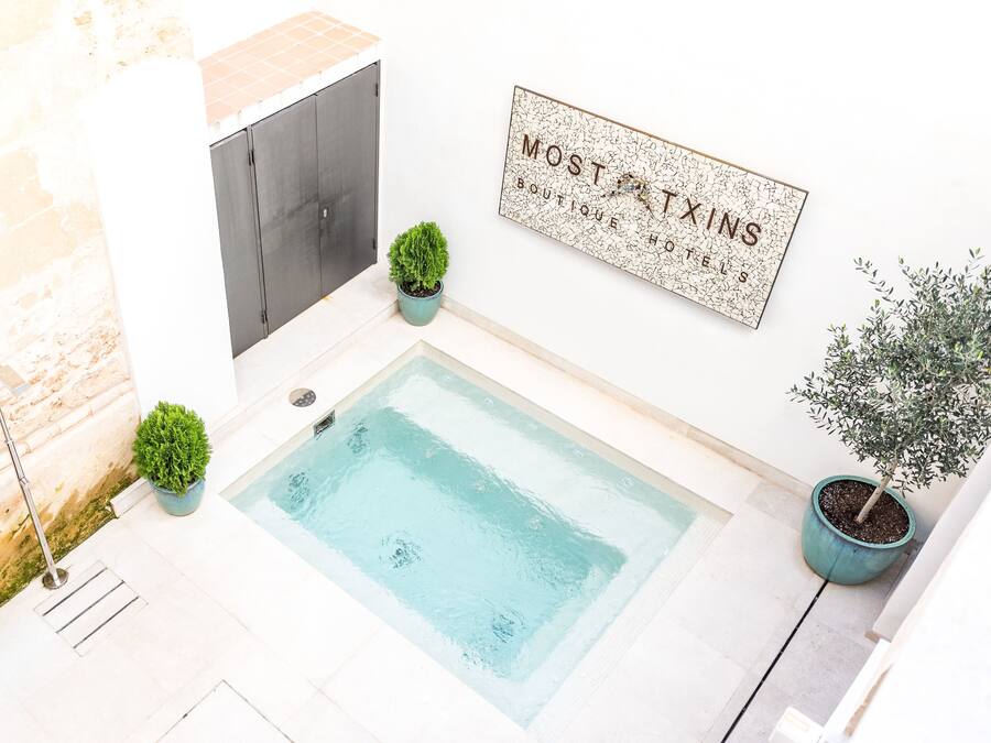 Una piscina al aire libre de temporada
