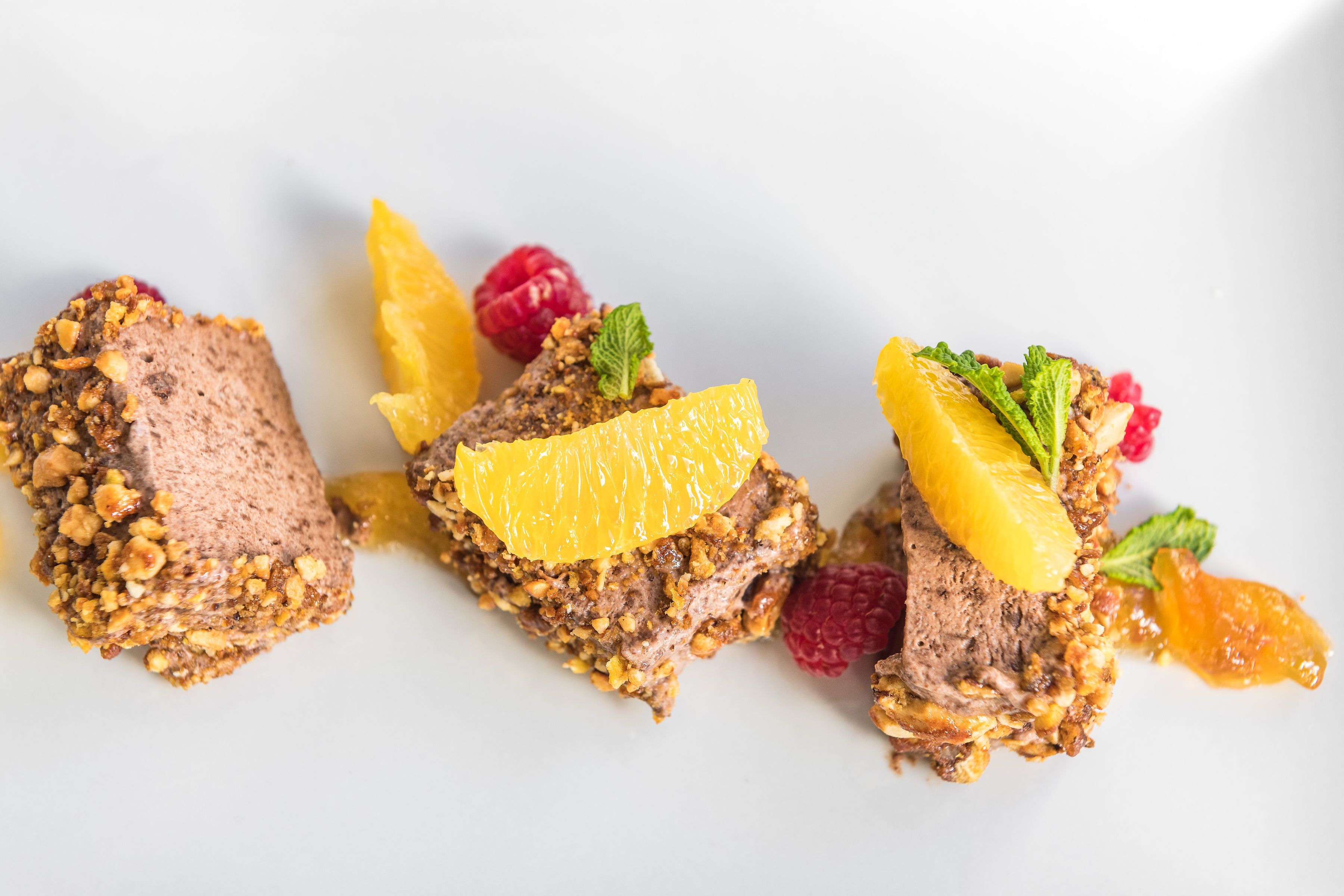 Un plato de postre con diversas frutas y nueces.