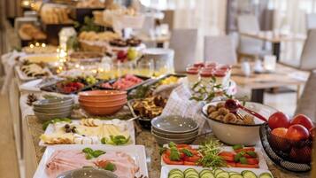 Daily buffet breakfast (CZK 260 per person)