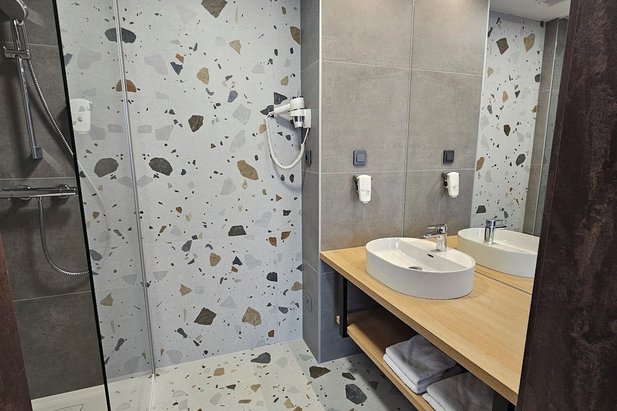 business double or twin room | bathroom | shower, free toiletries, hair dryer, towels