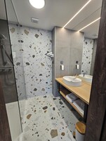 Habitación Business con 1 cama doble o 2 individuales | Baño | Ducha, artículos de higiene personal gratuitos y secador de pelo