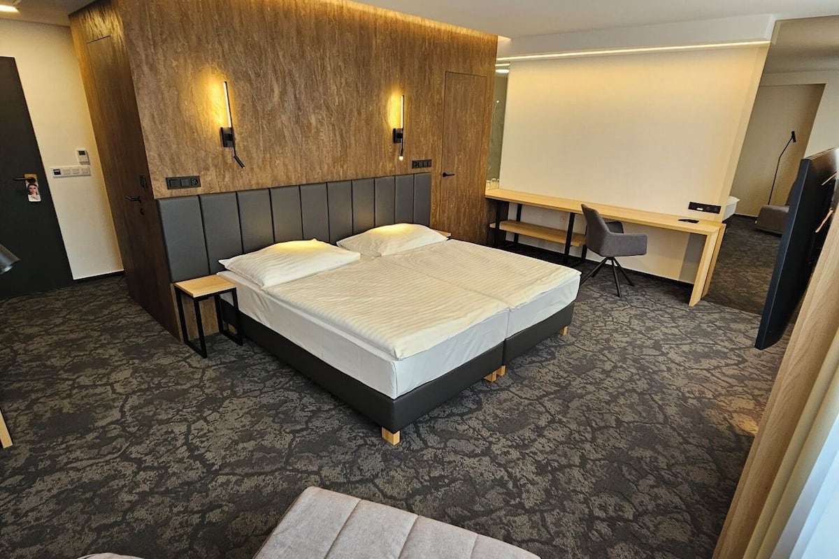 business double or twin room | in-room dining