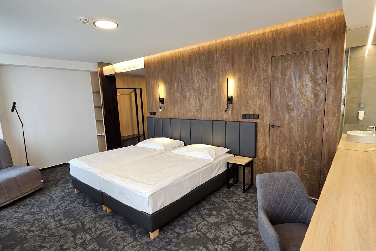 business double or twin room | in-room safe, desk, soundproofing, iron/ironing board