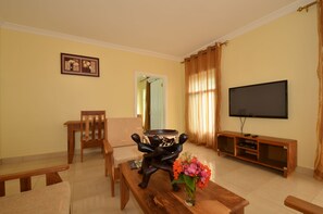 Luksussuite, 1 soverom, havutsikt | Oppholdsområde | Flatskjerm-TV