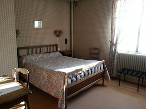 Chambre Standard double | Bureau, lit de bébé