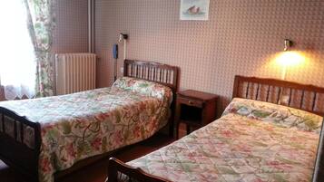 Standard Twin Room | Desk, cots/infant beds