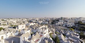 Un pueblo con edificios blancos y un cielo despejado.