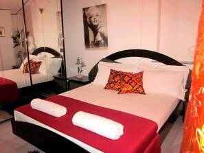 Habitación con 1 cama matrimonial o 2 individuales, baño privado | Ropa de cama hipoalergénica, edredón, muebles diferentes y wifi gratis 