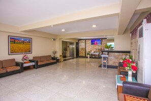 Lobby-lounge
