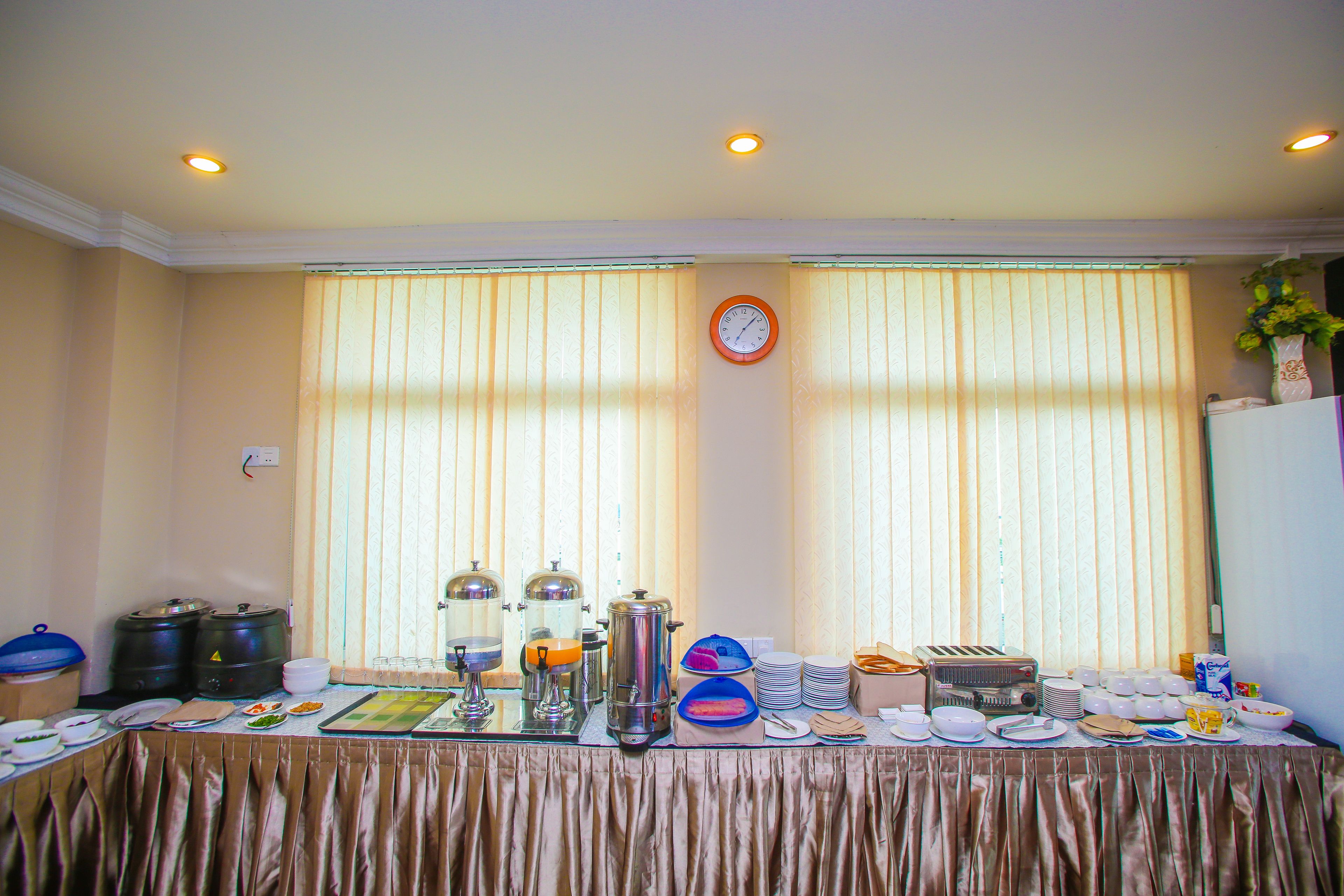 Una mesa de buffet con diversos alimentos y utensilios.