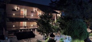 Ylelliset vuodevaatteet, työpöytä, ilmainen Wi-Fi