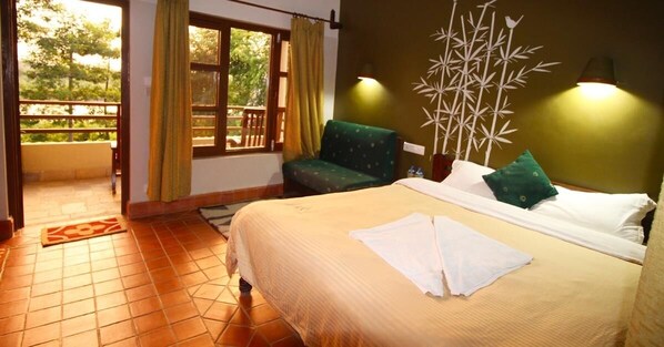 Kahden hengen deluxe-huone, 1 suuri parisänky | Ylelliset vuodevaatteet, työpöytä, ilmainen Wi-Fi