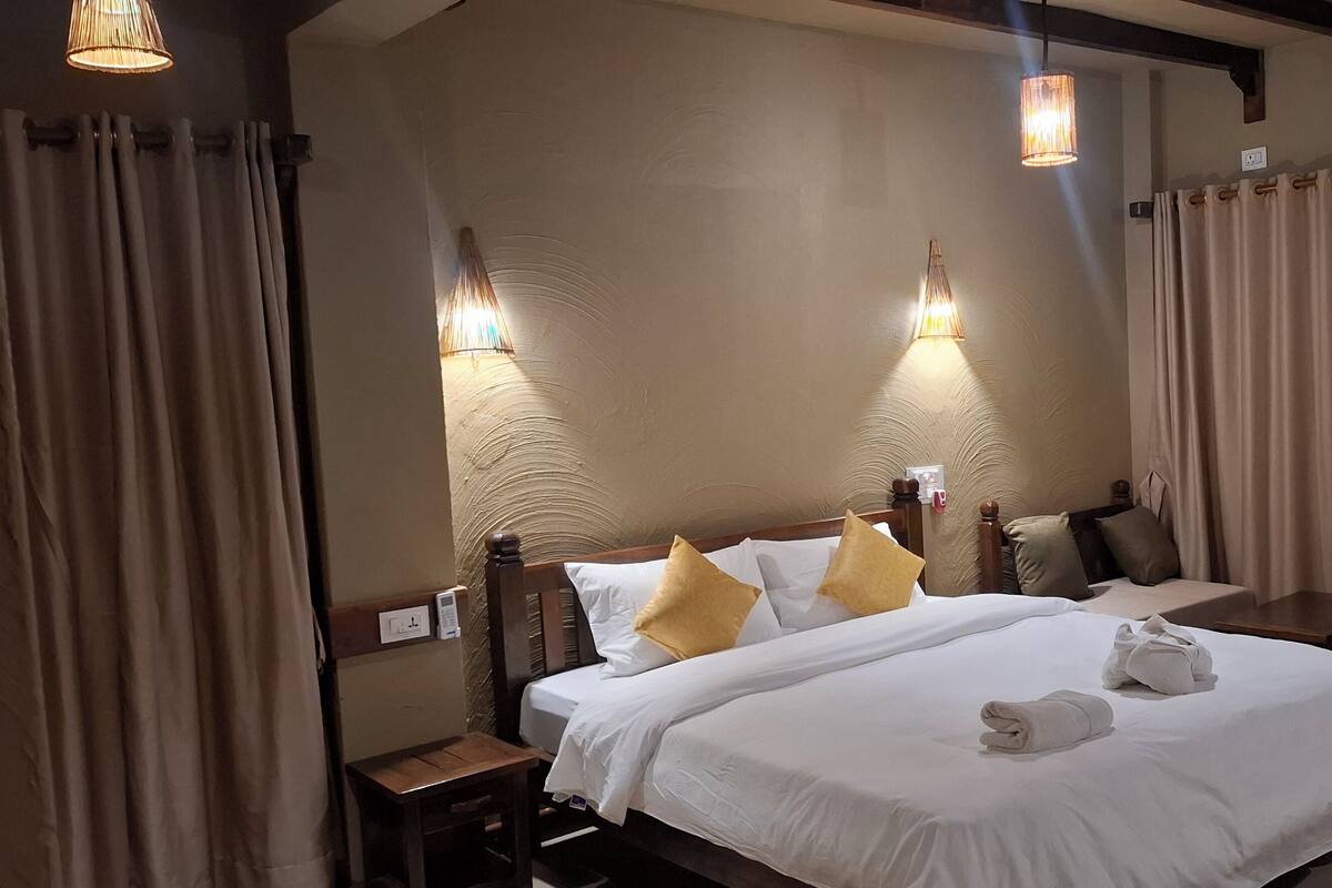 Luxury Room, 1 King Bed, River View | Premium bedding, desk, free WiFi