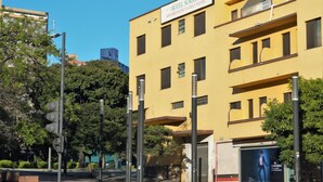 Un edificio amarillo con un letrero que dice "HOTEL SORRENTO" y balcones.