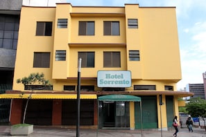 A yellow building with a sign reading "Hotel Sorrento." - Hotel Sorrento (Belo Horizonte)